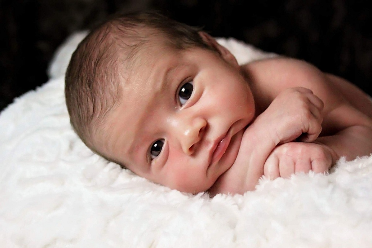Bambino che ha il mal di pancia