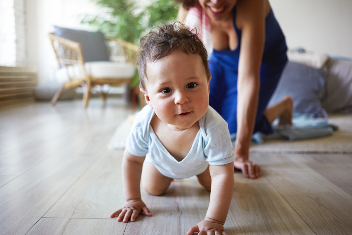 Bambino che impara a gattonare