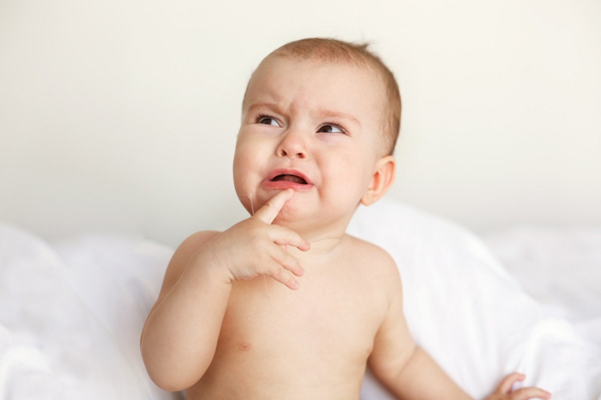 Bambino che piange per i dentini