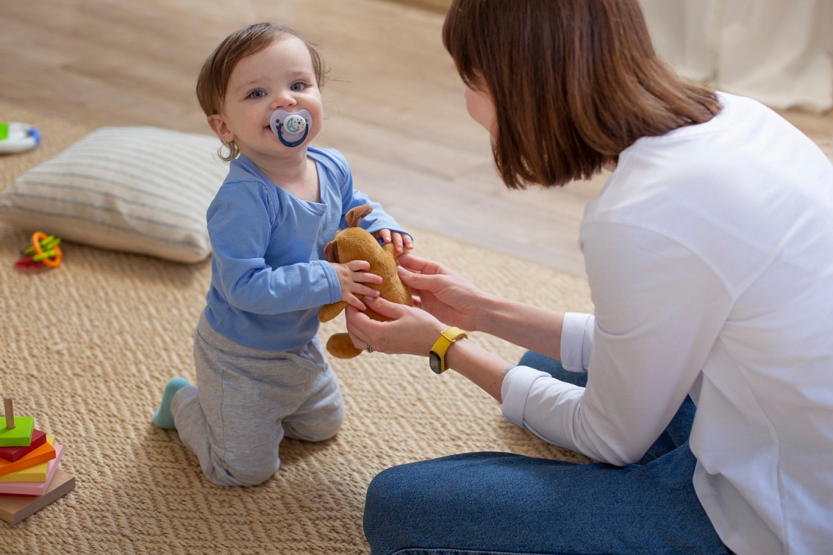 Bambino che sta in posizione eretta