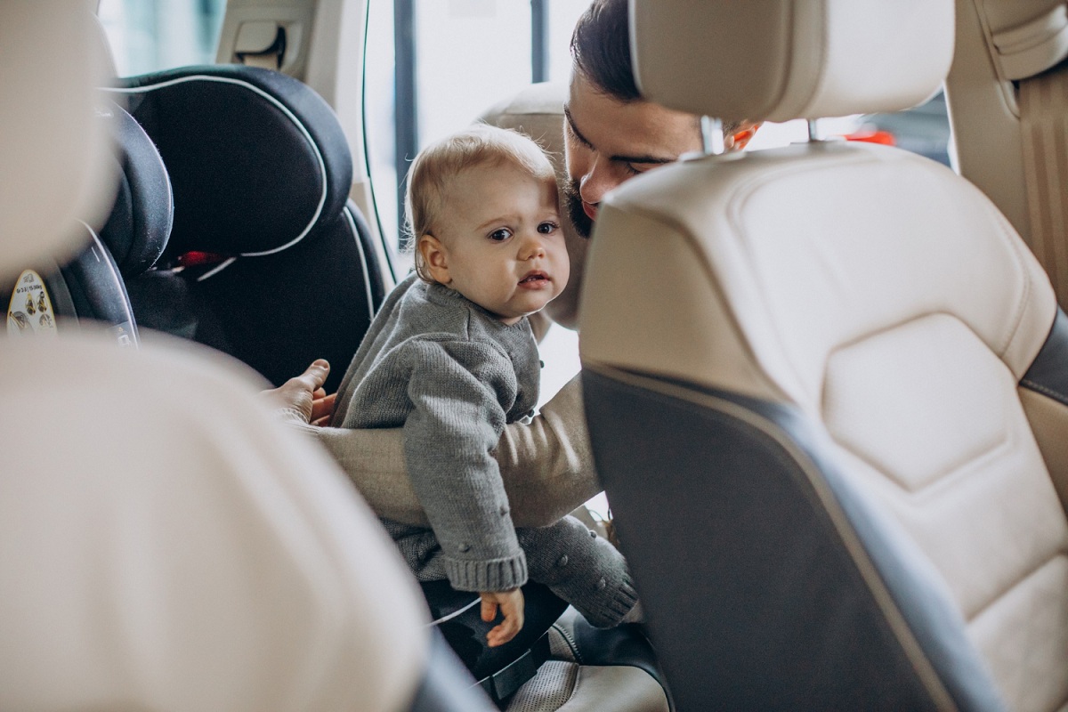 Bambino piccolo in auto