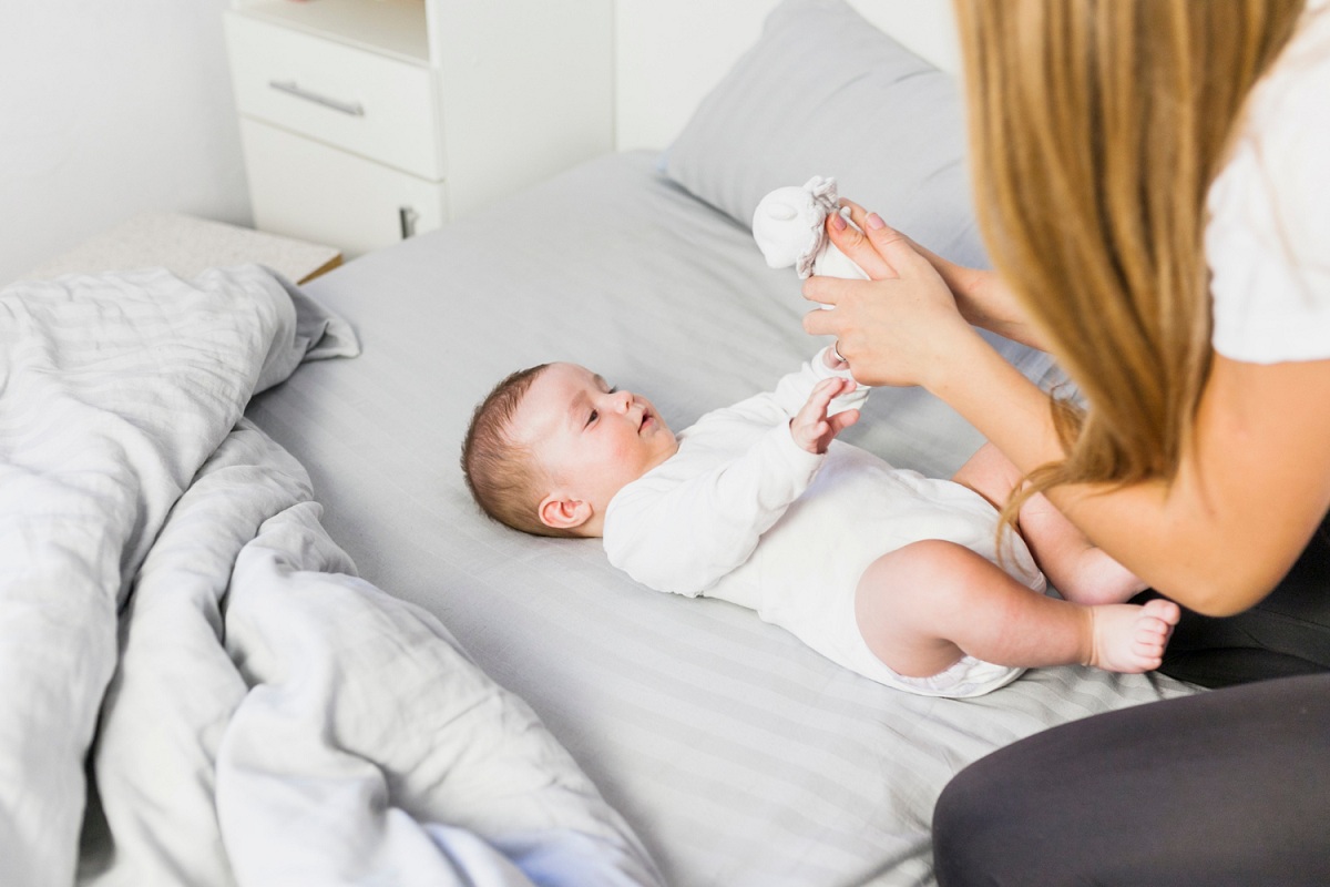 Giochini con il piccolo indispensabili per l'arrivo del neonato