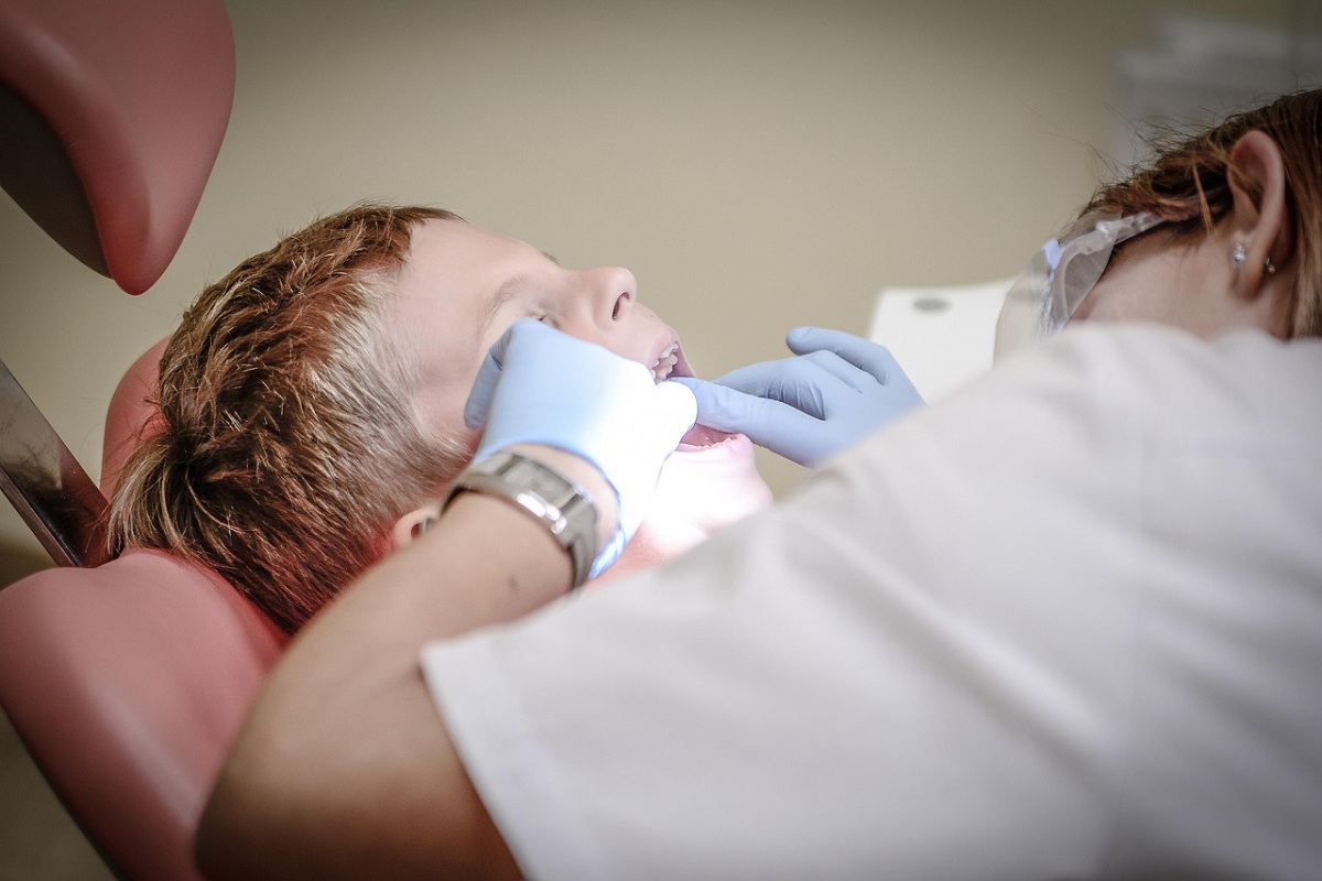 Il momento della cura dentale dallo specialista