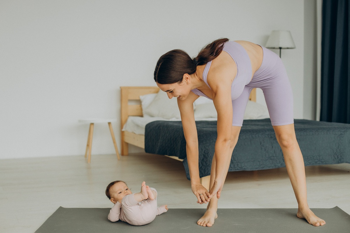Mamma e bambino che fanno gli esercizi di Kegel