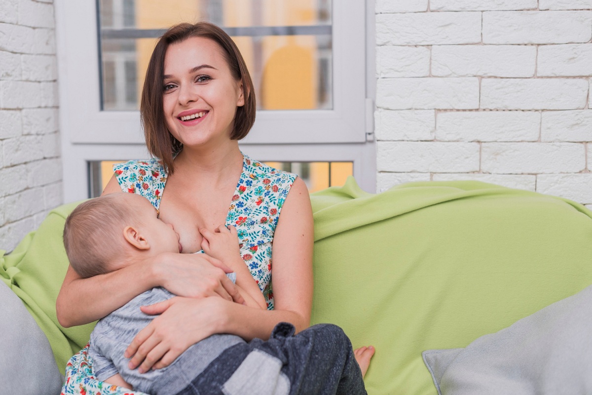 Madre con bambino in braccio