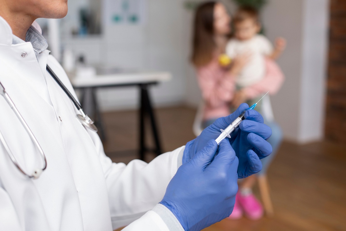 Pediatra che somministra i vaccini per neonati