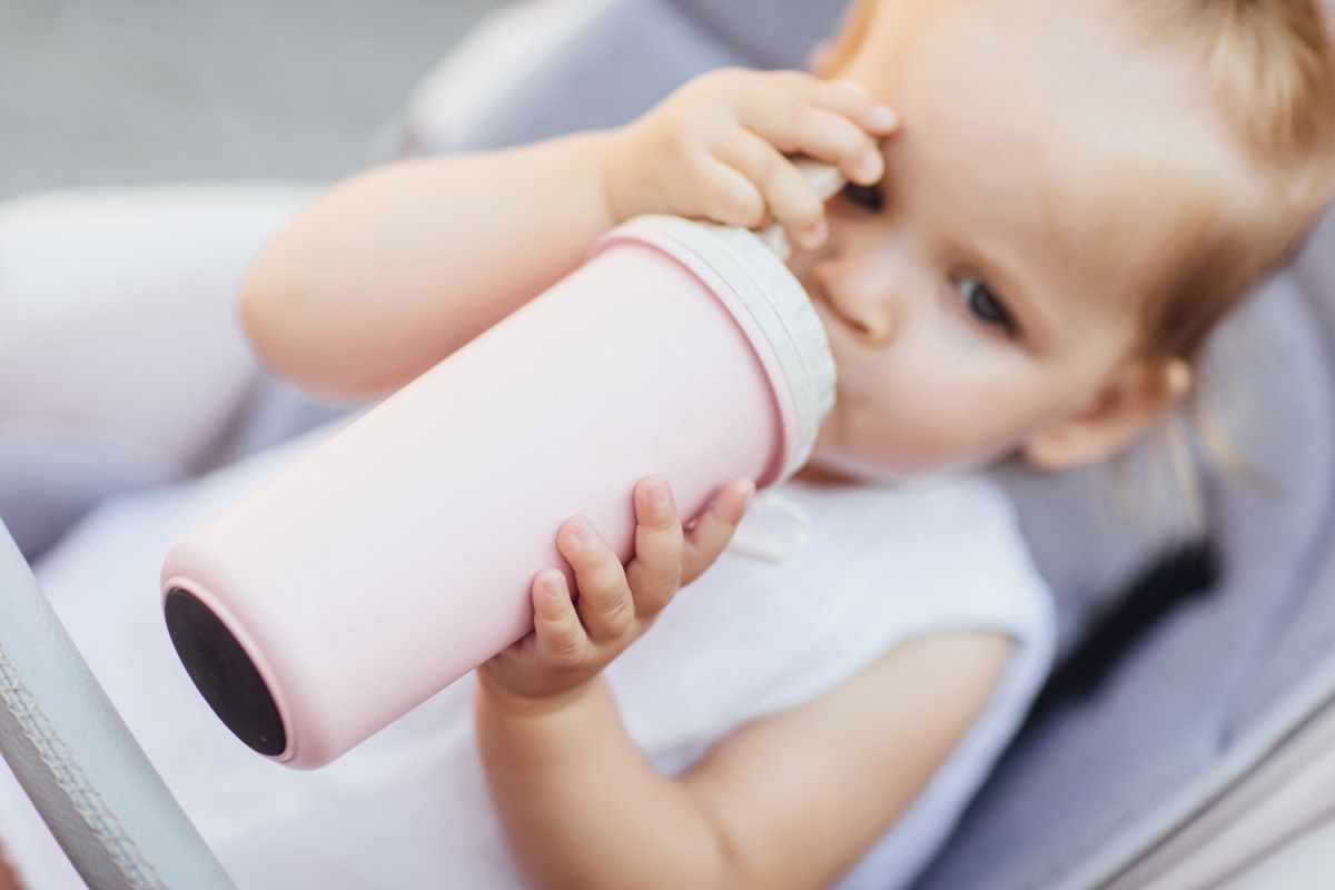 Bambina che prende il latte