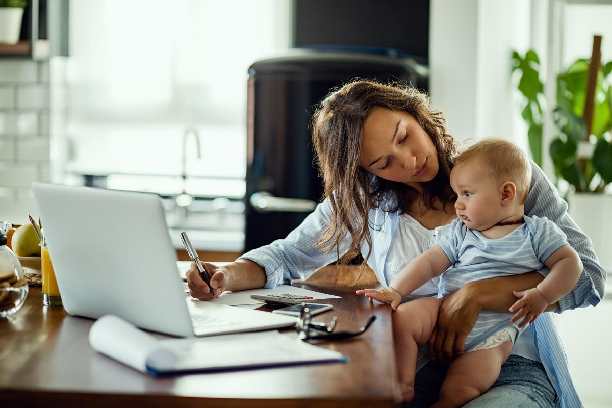Bambino alla scrivania con la mamma