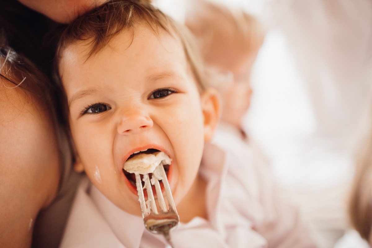 Bambino che inizia a mangiare cibi solidi