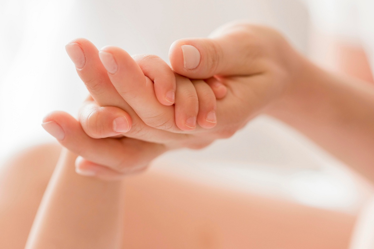 La mamma che si prende cura dell'igiene del piccolo