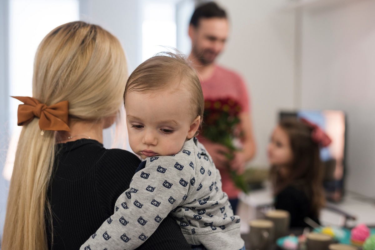 Mamma che lascia il piccolo alle maestre
