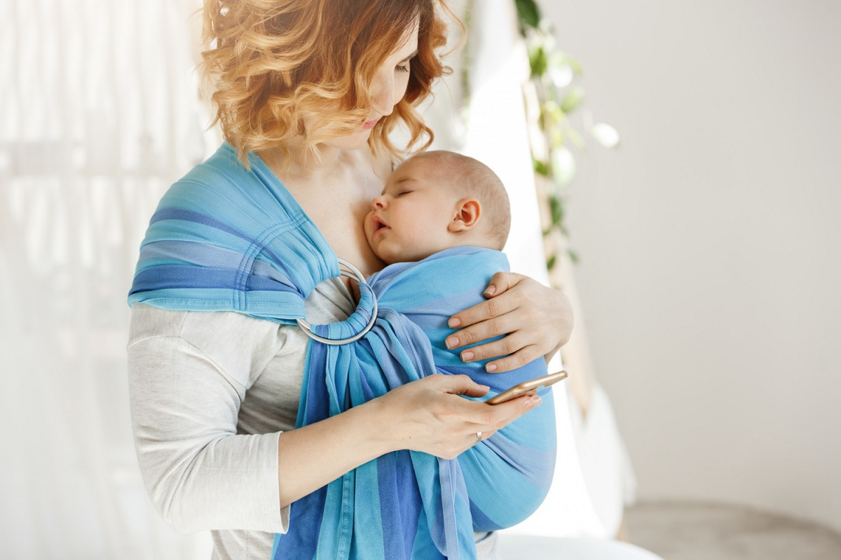 Babywearing: benefici e consigli pratici